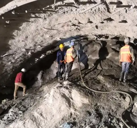 远安拱顶带模注浆料的施工流程及注意事项